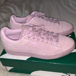Suede pumas
